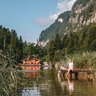 Naturjuwel Berglsteinersee | © Good Morning World | Janina Zasche Eine Frau entspannt in der Natur am Steg des Berglsteinersees | © Good Morning World | Janina Zasche