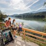 Barrierefreier Wanderweg am Reintalersee in Kramsach | © Alpbachtal Tourismus | shootandstyle Eine Familie spaziert mit ihren Kindern samt Kinderwagen, den barrierefreien Wanderweg am Reintalersee entlang | © Alpbachtal Tourismus | shootandstyle