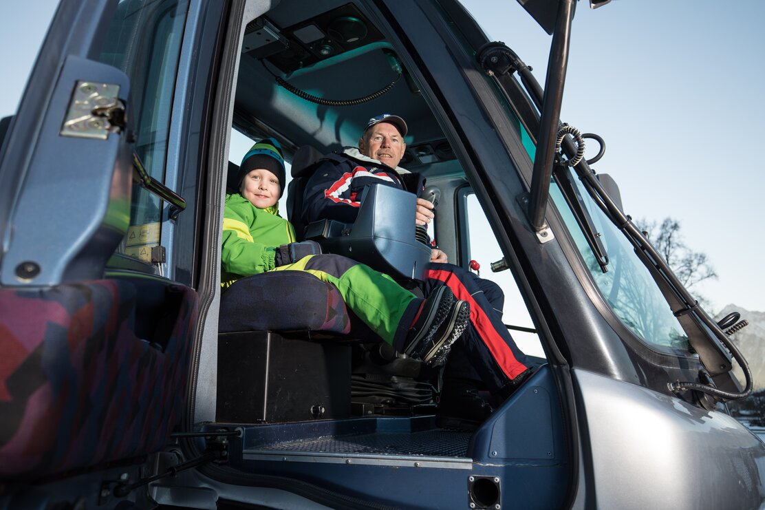 Unternehmen Sie eine Fahrt als Pistenraupen Co-Pilot im Skigebiet.