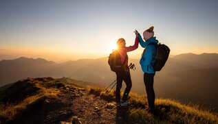 Geschafft - Sonnenaufgang am Gipfel | © Alpbachtal Tourismus | shootandstyle Geschafft - Sonnenaufgang am Gipfel | © Alpbachtal Tourismus | shootandstyle