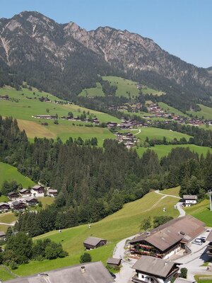 Bauernhof und Kolberhof mit Hintergrund Gratelspit